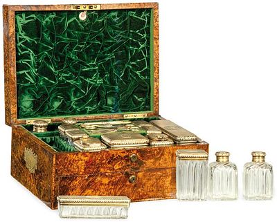 : Caja tocador &eacute;poca Guillermo IV con botes y cajas de cristal y plata sobredorada punzonada 