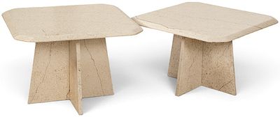 : Dos mesas de m&aacute;rmol beige de diferentes alturas sobre pedestal en forma de cruz. S. XX. Dos 