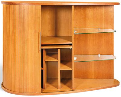 : Mueble bar de Roche Bobois, con estructura chapada en madera de cerezo, con sobre y z&oacute;calo de 