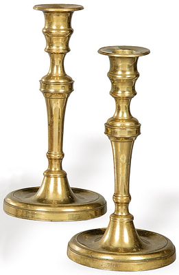 : Pareja de candeleros de bronce neocl&aacute;sicos Francia h. 1800. Con v&aacute;stago en est&iacute;pite. Pareja 