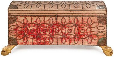 : Arca ensayalada y tachonada, rectangular, con tapa ligeramente curva, con decoraci&oacute;n de 