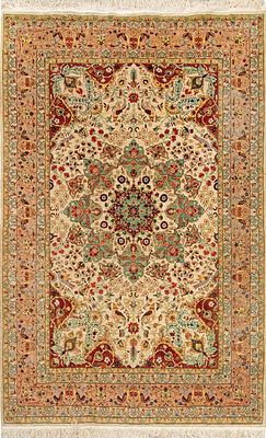 : Alfombra persa de lana y seda con campo claro y decoraci&oacute;n de flores y aves de varios colores. 