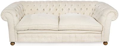 : Sof&aacute; Chester, estructura de madera y tapicer&iacute;a capiton&eacute; de tela con beige S. XX. Sof&aacute; Chester 