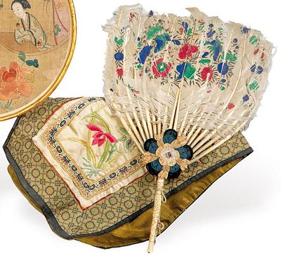 : Pai- pai de hueso tallado y plumas pintadas con adorno de roset&oacute;n textil, China pp. S. XX. Pai- 