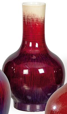 : Peque&ntilde;o jarr&oacute;n de cuello largo de porcelana china con vidriado Sangre de Toro flambeado, con 