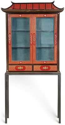 : Armario-librer&iacute;a chino en forma de pagoda en laca pp. S. XX. Con dos puertas al frente con 