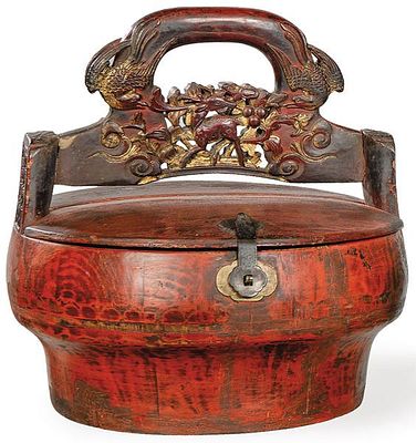: Caja de ofrendas en madera pimtada en rojo con restos de dorado, Dinast&iacute;a Qing S. XIX. Caja de 