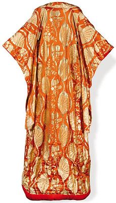 : Kimono Uchikake en seda naranja con brocados en oro. Kimono Uchikake en seda naranja con 
