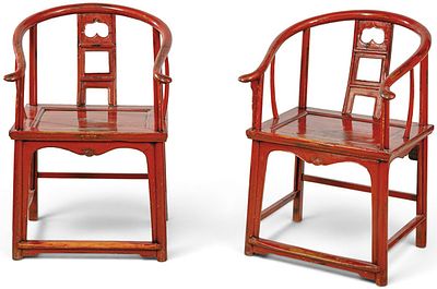 : Pareja de sillones chinos con respaldo de herradura, de madera lacada en rojo, Dinast&iacute;a Qing 