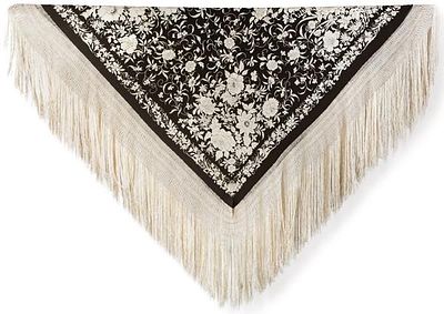 : Mant&oacute;n de Manila en crep&eacute; de seda negro con grandes peon&iacute;as y flores variadas bordadas en blanco.