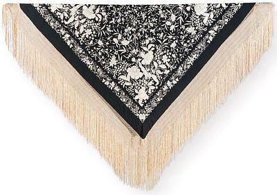 : Mant&oacute;n de manila en crep&eacute; de seda color ala de mosca con bordados en blanco de grandes peon&iacute;as. 