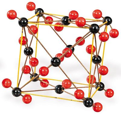 : Modelo qu&iacute;mico educativo sovi&eacute;tico de red cristalina del di&oacute;xido de carbono (CO₂) en estado 