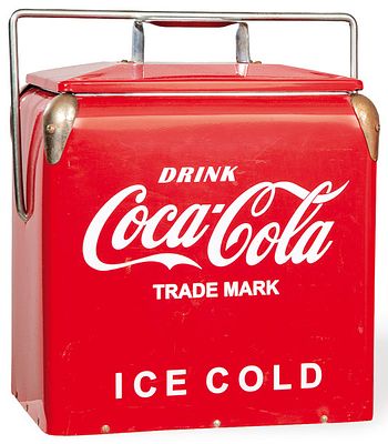 : Nevera portatil de Coca-cola. Con asa met&aacute;lica. Medidas: 36 x 23 x 29 cm. Nevera portatil de 