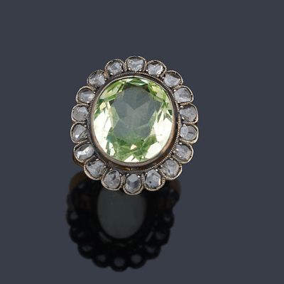: Anillo con espinela sint&eacute;tica talla oval de aprox. 6,04 ct con orla de diamantes talla rosa. 