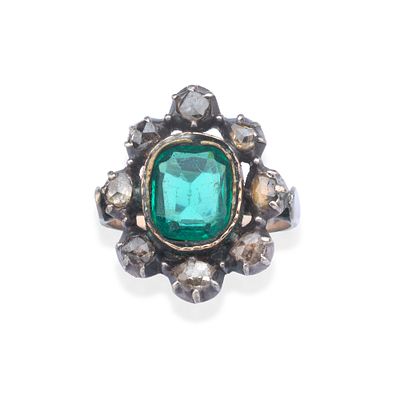 : Anillo en plata con esmeralda sint&eacute;tica y orla de diamantes talla rosa con montura realizada 