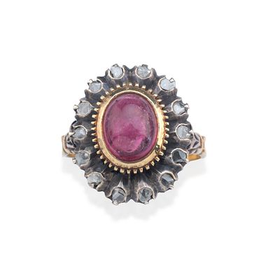 : Anillo de turmalina talla cabuj&oacute;n y orla de diamantes talla rosa, sig. XIX. Anillo de 