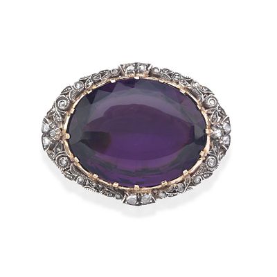 : Colgante con gran amatista talla oval enmarcada con dise&ntilde;o calado con diamantes talla rosa. 
