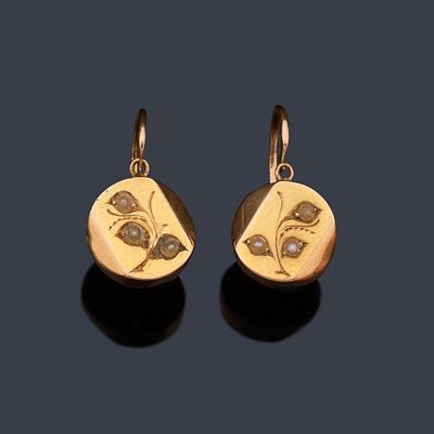 : Pendientes cortos en oro rosa de 18 K con tres perlitas, sig. XIX. Pendientes cortos en oro 