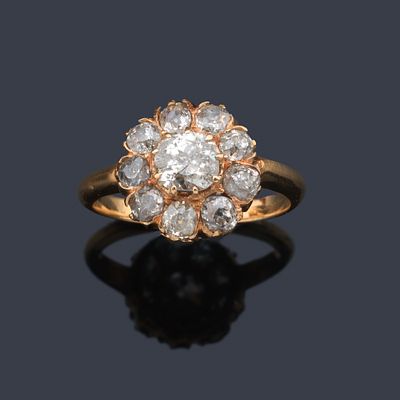 : Anillo con dise&ntilde;o roset&oacute;n de diamantes talla antigua de un peso total aprox. 1,10 ct, sig. XIX. 