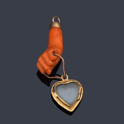 : Colgante en forma de higa realizada en coral y un colgante - portafotos en forma de coraz&oacute;n. C 