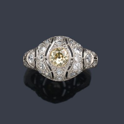 : Anillo bomb&eacute; con diamante central aprox. 0,50 ct con diamantes talla rosa en montura de platino. 