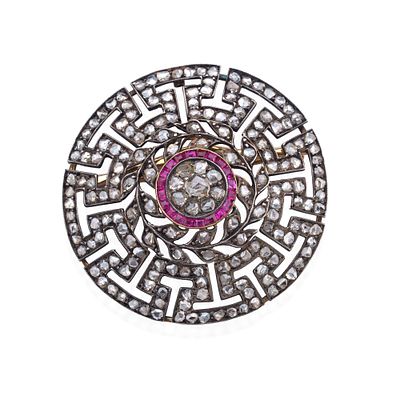 : Broche con dise&ntilde;o circular con diamantes talla rosa y centro de rub&iacute;es calibrados. Mediados 