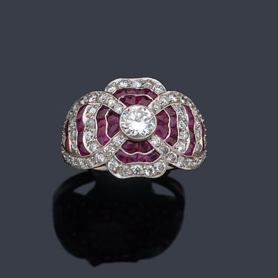 : Anillo con dise&ntilde;o de flor con brillante central de aprox. 0,42 ct con orla curvada de rub&iacute;es 