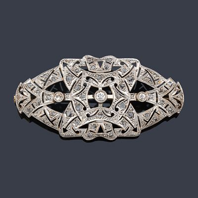 : Broche - placa con dise&ntilde;o calado con diamantes talla rosa de aprox. 1,00 ct en total. Broche 