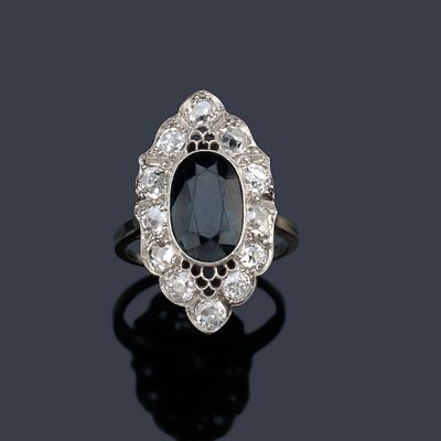 : Anillo lanzadera con zafiro talla oval de aprox. 3,00 ct y diamantes talla 'old cut' de 