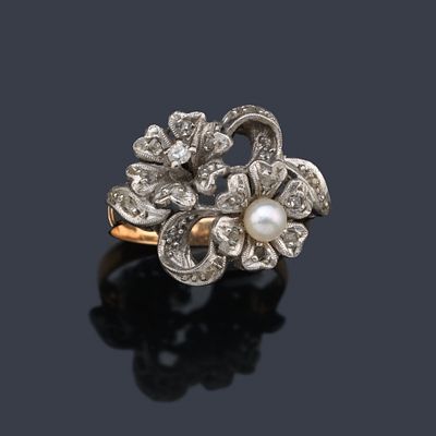 : Anillo con doble motivo floral con perlita y diamantes talla rosa, en montura de oro amarillo 