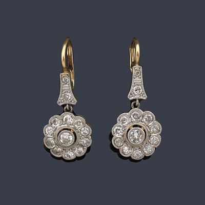 : Pendientes largos con pareja de rosetones con diamantes talla antigua de aprox. 1,20 ct en total.