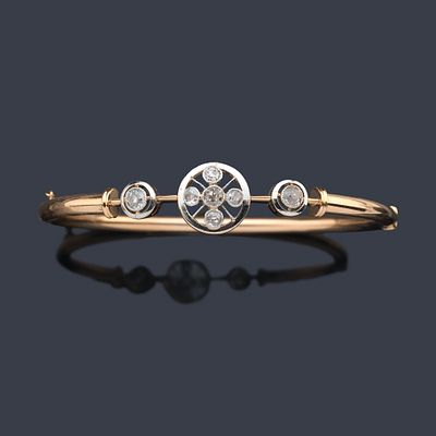 : Pulsera r&iacute;gida con motivo central calado con diamantes talla 'old cut' y en ambos lados un 
