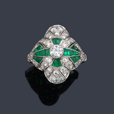 : Anillo lanzadera con brillantes de aprox. 1,96 ct en total y esmeraldas calibradas de aprox. 