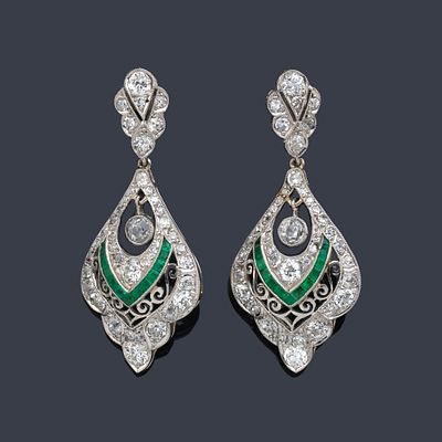 : Pendientes largos con brillantes de aprox. 3,50 ct y esmeraldas calibradas de aprox. 0,83 ct. 