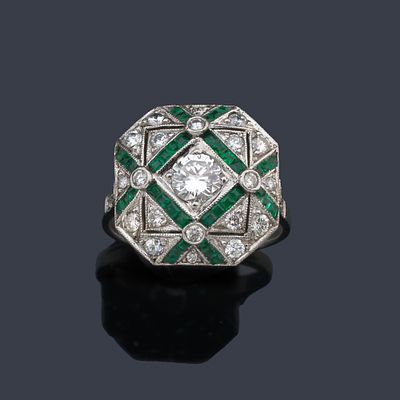 : Anillo de dise&ntilde;o geom&eacute;trico con brillantes de un peso total aprox. 1,23 ct y esmeraldas 
