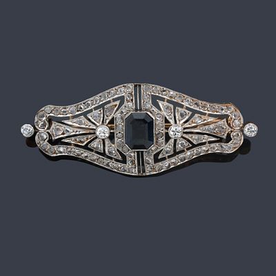 : Broche con dise&ntilde;o calado con zafiro central y diamantes talla antigua y rosa. Ppios S. XX. Bro 