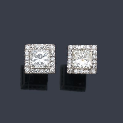 : Pendientes cortos con dos diamantes talla princesa de aprox. 1,51 ct y 1,52 ct 