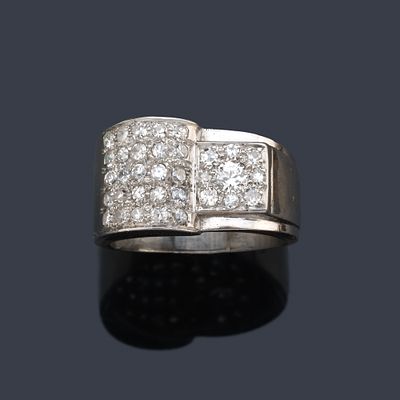 : Anillo chevalier diamantes talla sencilla en montura de oro blanco de 18K. A&ntilde;os '40. Anillo 