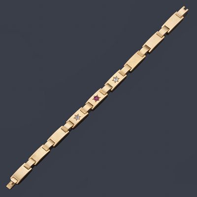 : Pulsera a&ntilde;os 40 en oro amarillo de 18 K con rub&iacute; sint&eacute;tico y dos diamantes talla antigua. Puls 