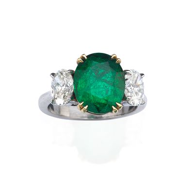 : Anillo con esmeralda talla oval de aprox. 4,36 ct con dos diamantes talla oval de aprox. 1,49 