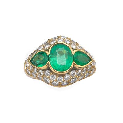 : LUIS GIL Anillo con esmeralda talla oval de aprox. 1,57 ct y dos esmeraldas talla perilla de 