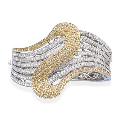 : Pulsera r&iacute;gida con bandas onduladas cuajadas de brillantes de aprox. 4,43 ct en total y 
