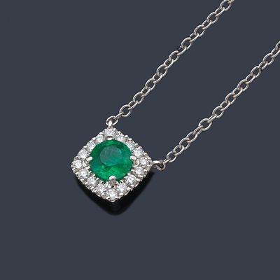 : Colgante con esmeralda central de aprox. 0,32 ct y orla de brillantitos de 0,12 ct en total. C 