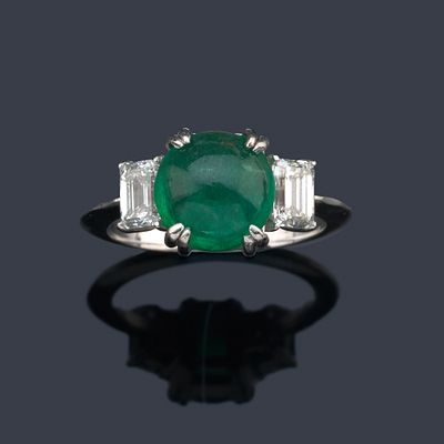 : Anillo esmeralda cabuj&oacute;n 2,00 ct oro blanco y diamantes 0,80 ct. Anillo con esmeralda cabuj&oacute;n 