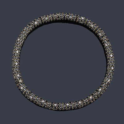 : Pulsera el&aacute;stica en oro amarillo de 18 K con diamantes negros y salpicado de brillantes blancos. 