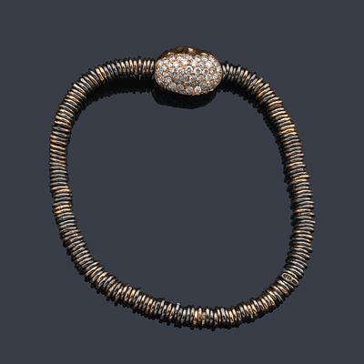 : Pulsera el&aacute;stica en oro rosa de 18 K con centro ovalado cuajado de brillantes de peso aprox. 
