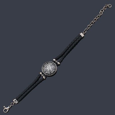 : Pulsera en cuero trenzado negro con motivo en forma circular en oro gris de 18 K decorado con 