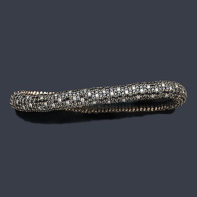 : Pulsera el&aacute;stica en oro amarillo de 18 K con diamantes negros y salpicado de brillantes blancos. 