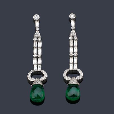 : Pendientes largos con pareja de esmeraldas talla chup&oacute;n de aprox. 11,42 ct en total y 