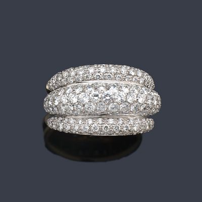 : Anillo triple bomb&eacute; con pav&eacute; de brillantes de aprox. 3,40 ct en total. Anillo triple bomb&eacute; 
